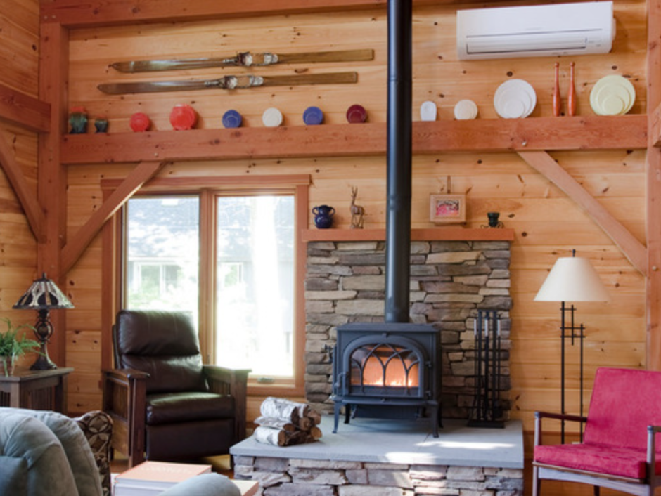 Гостиная на даче с камином