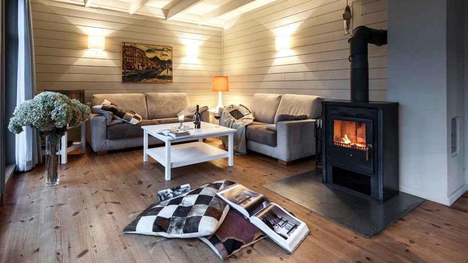 Гостиная с печкой в деревянном доме