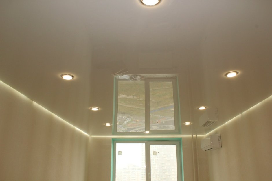 Одноуровневый потолок с подсветкой