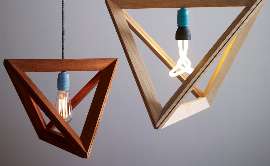 Стена из реек и светильники