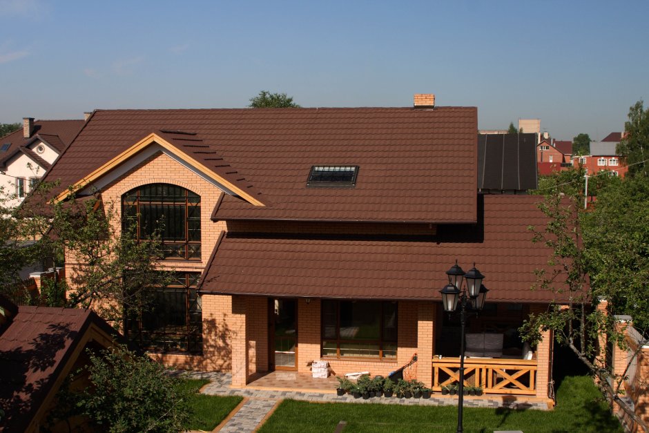Темно коричневая крыша