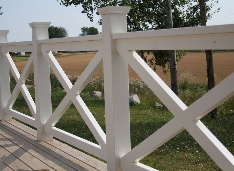 Ограждение террасы из дерева крест накрест