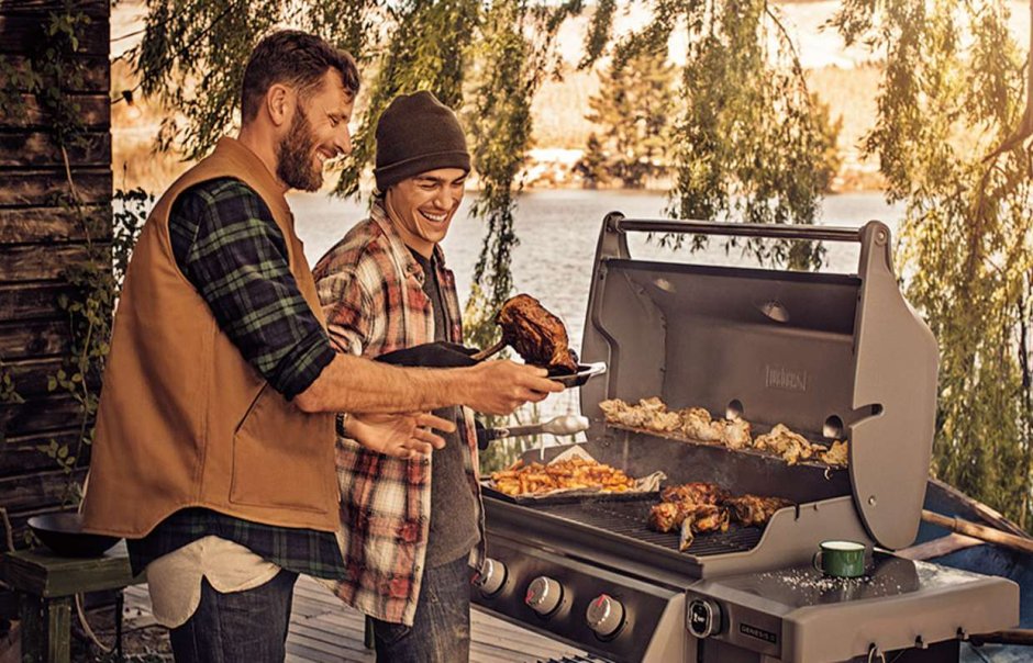 Шашлык на мангале в лесу