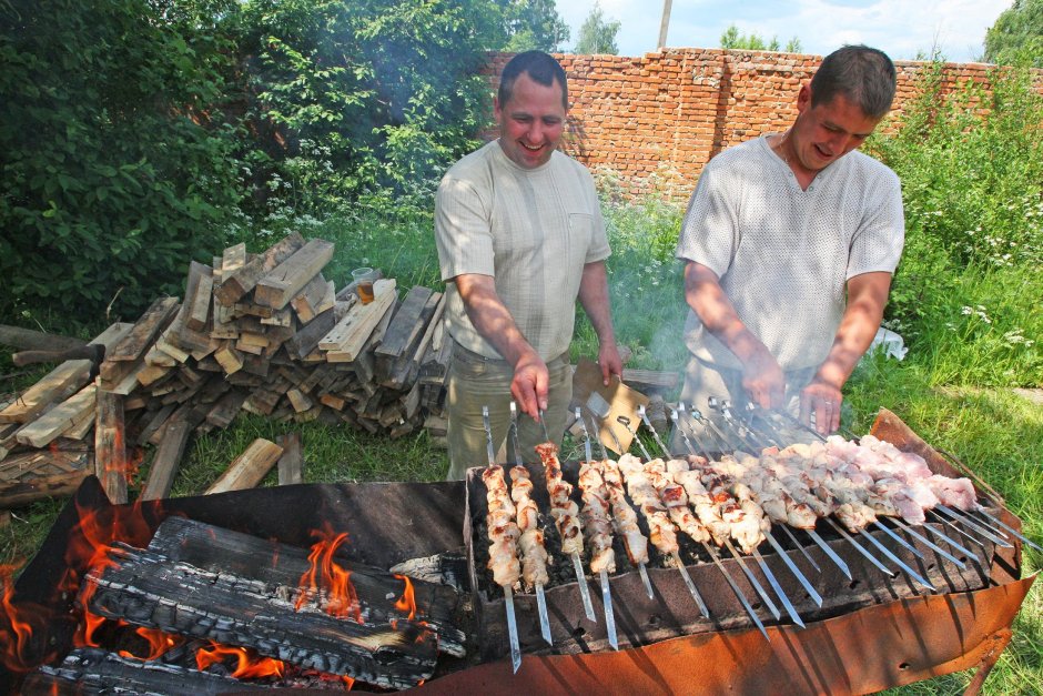 Огромный мангал с шашлыками