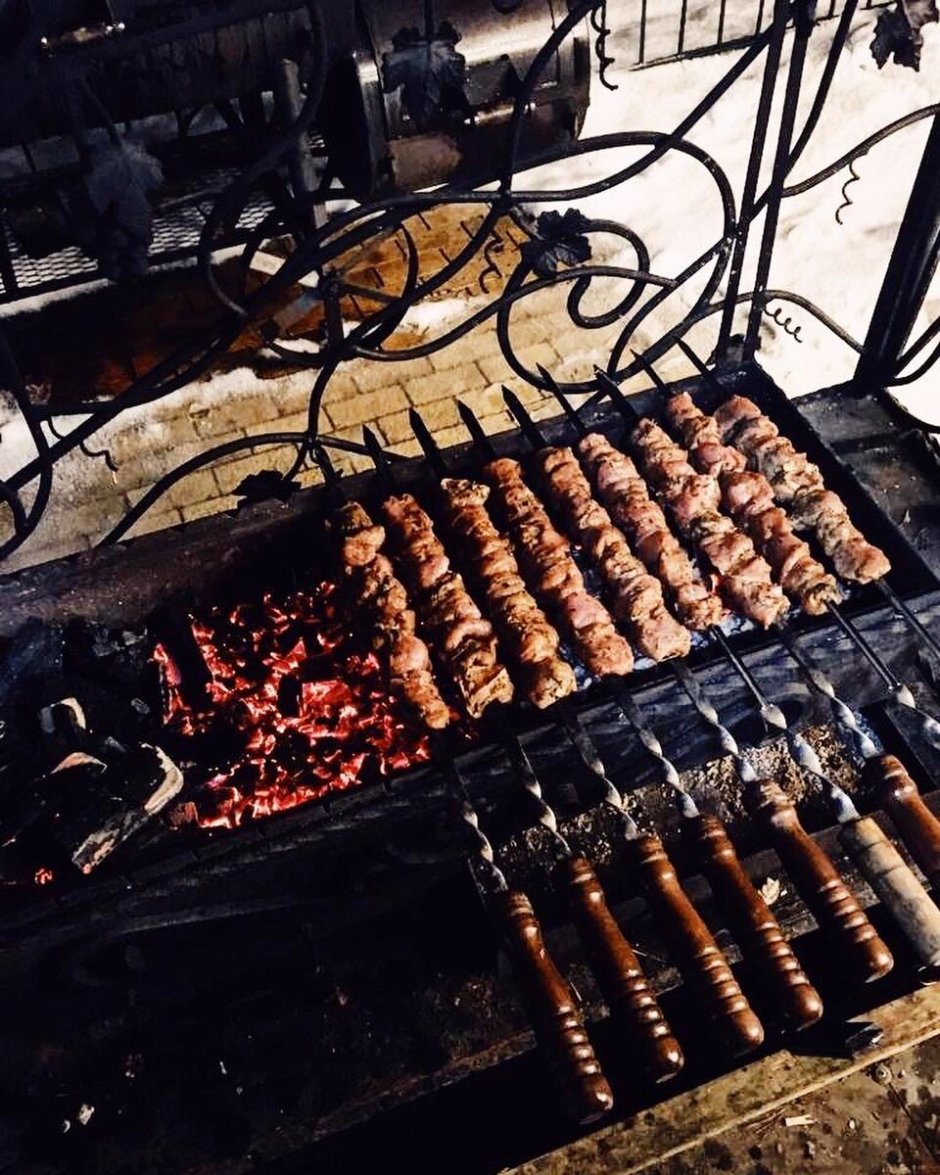 Мужики на шашлыках