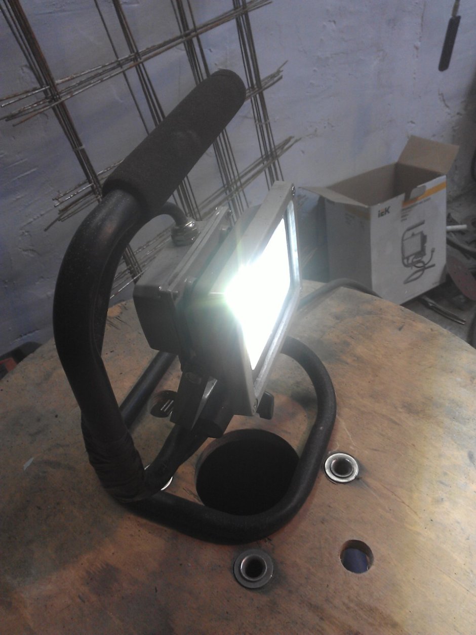 Подставка светильник в гараж