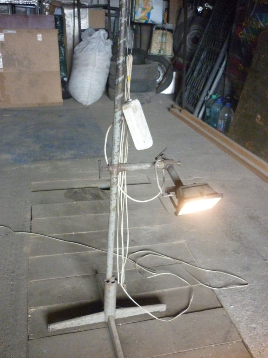 Светильник напольный гаражный