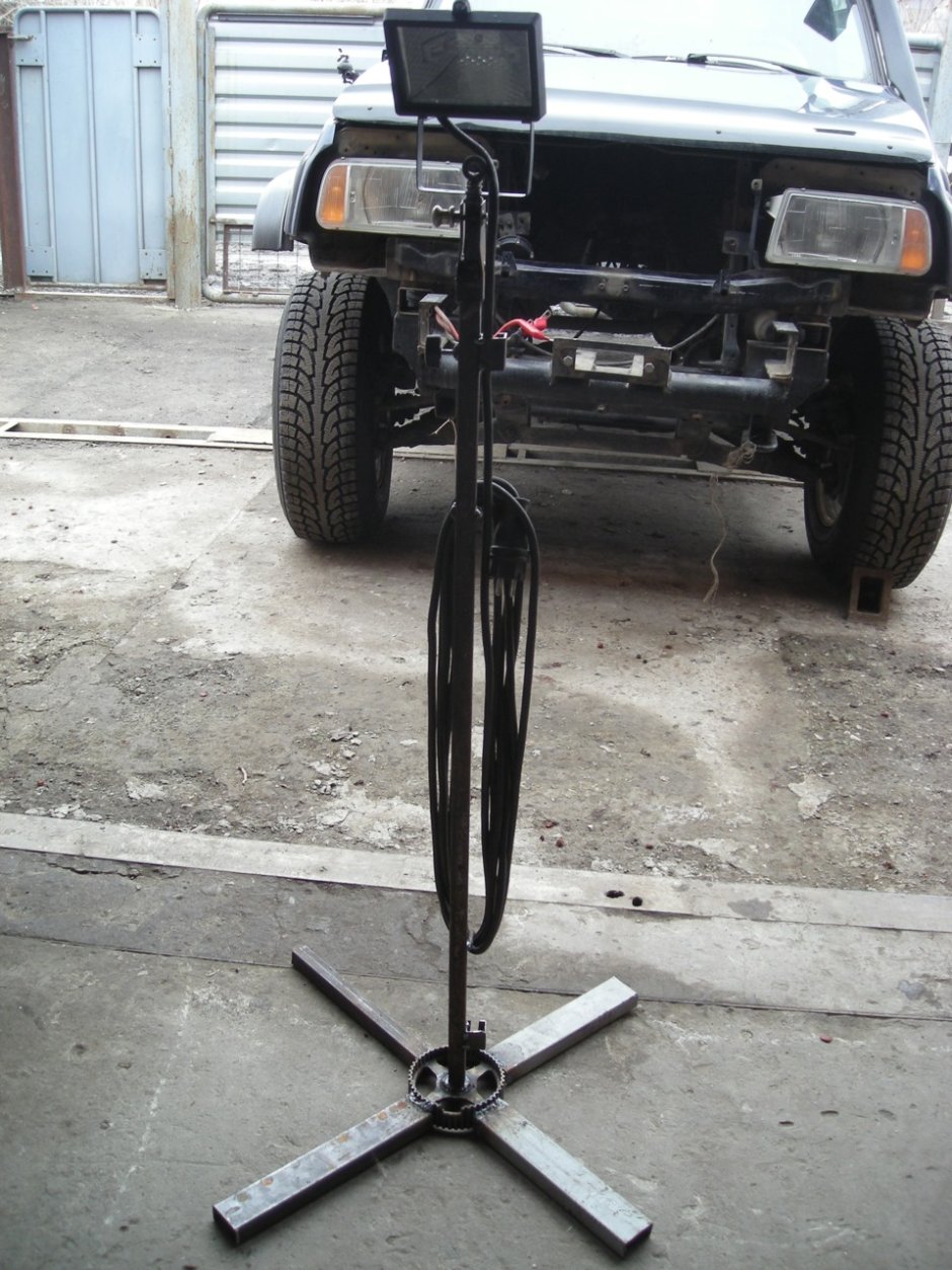 Лампа переносная на стойке для гаража