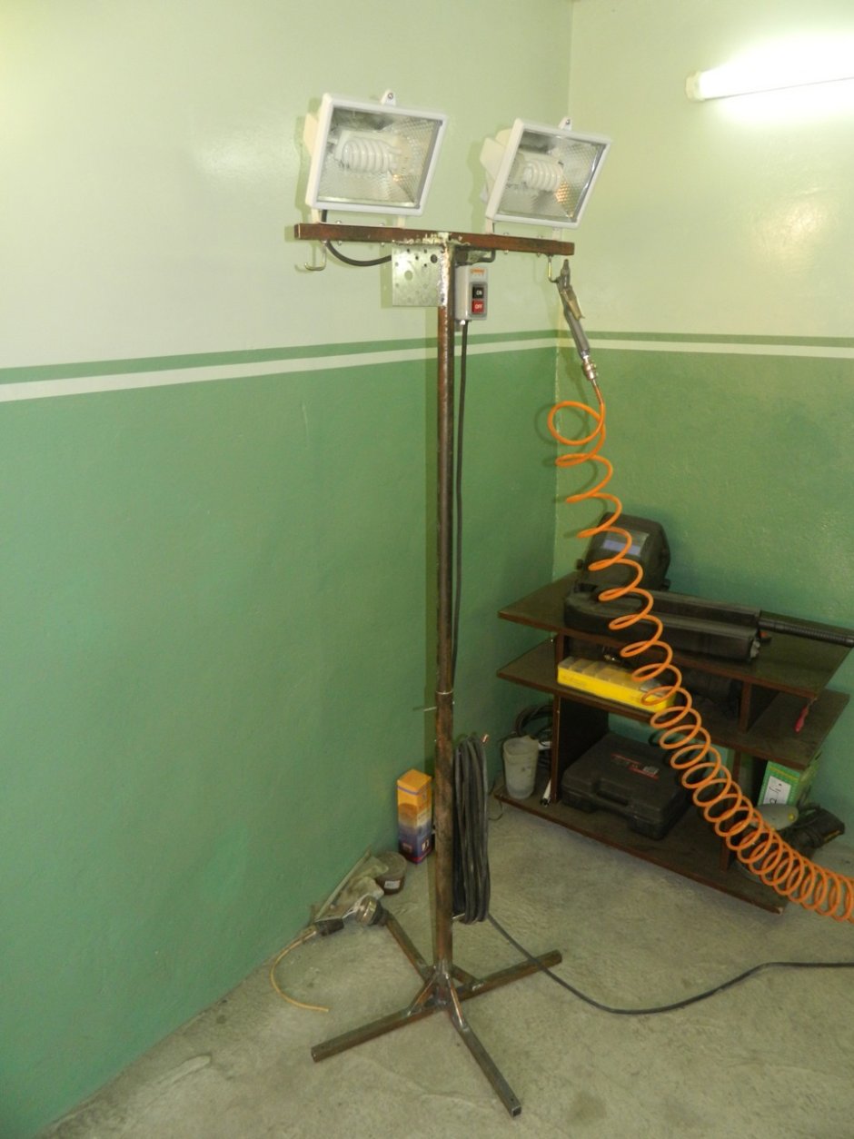 Стойка для света в гараж