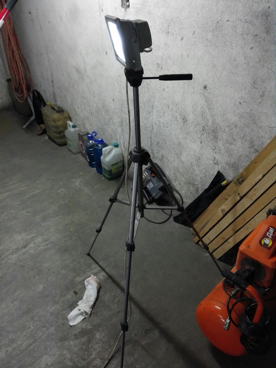 Лампа переносная на стойке для гаража