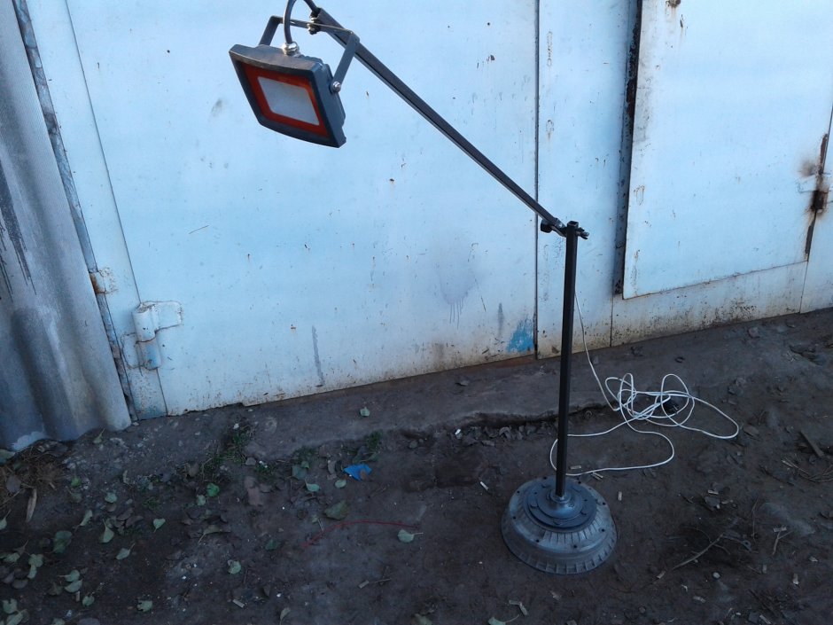 Подставка для лампы в гараж