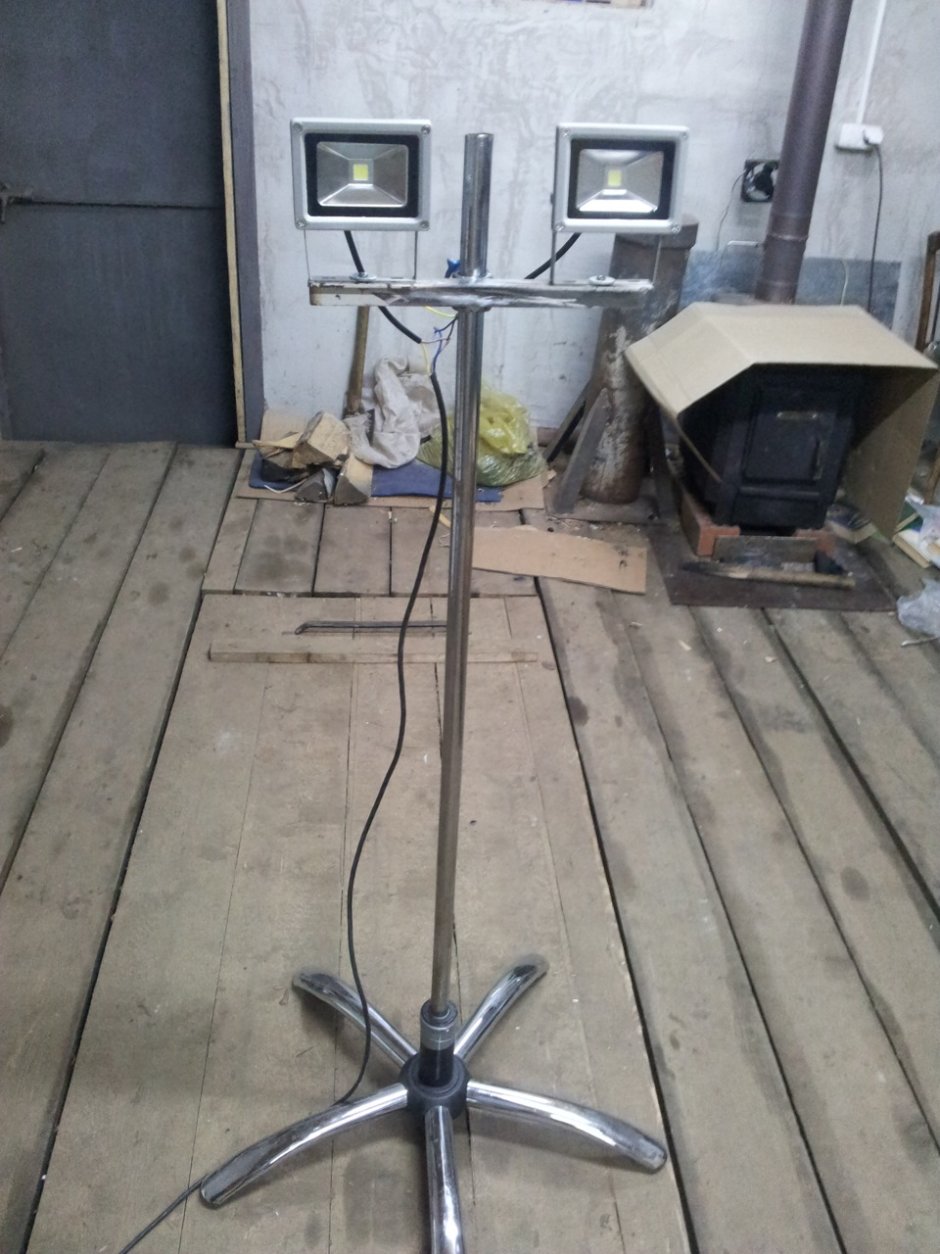 Стойка для светильника в гараж