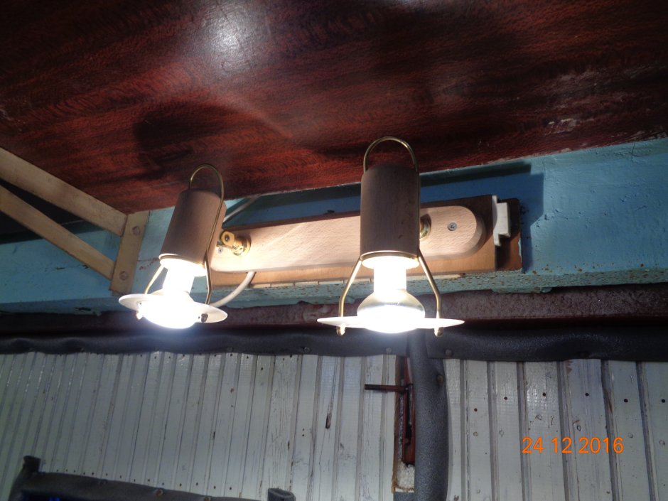 Светильники на подвесах в гараж