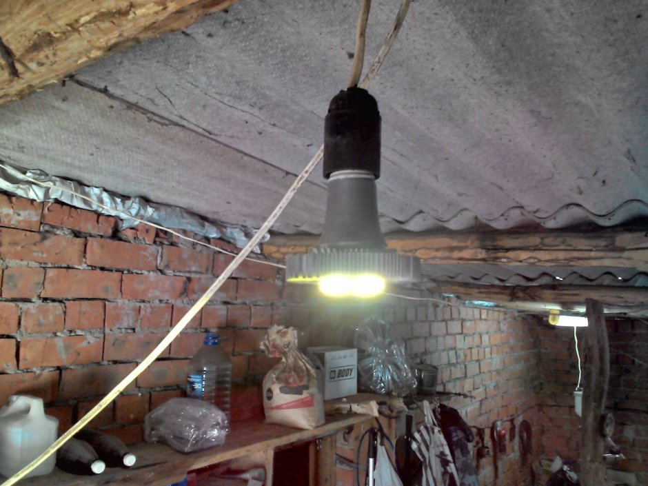 Светильник на стойке для автосервиса