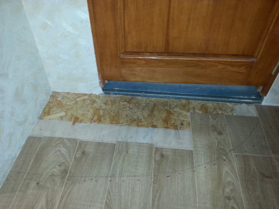 Порог снизу двери