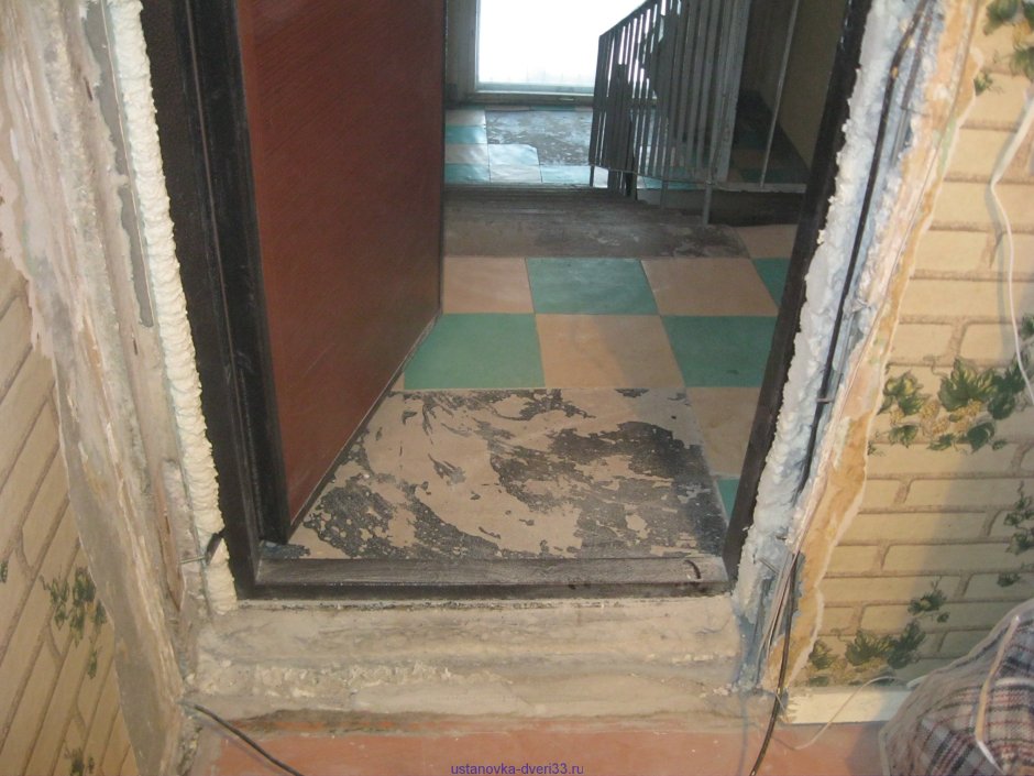 Дверь в ванную комнату с порогом