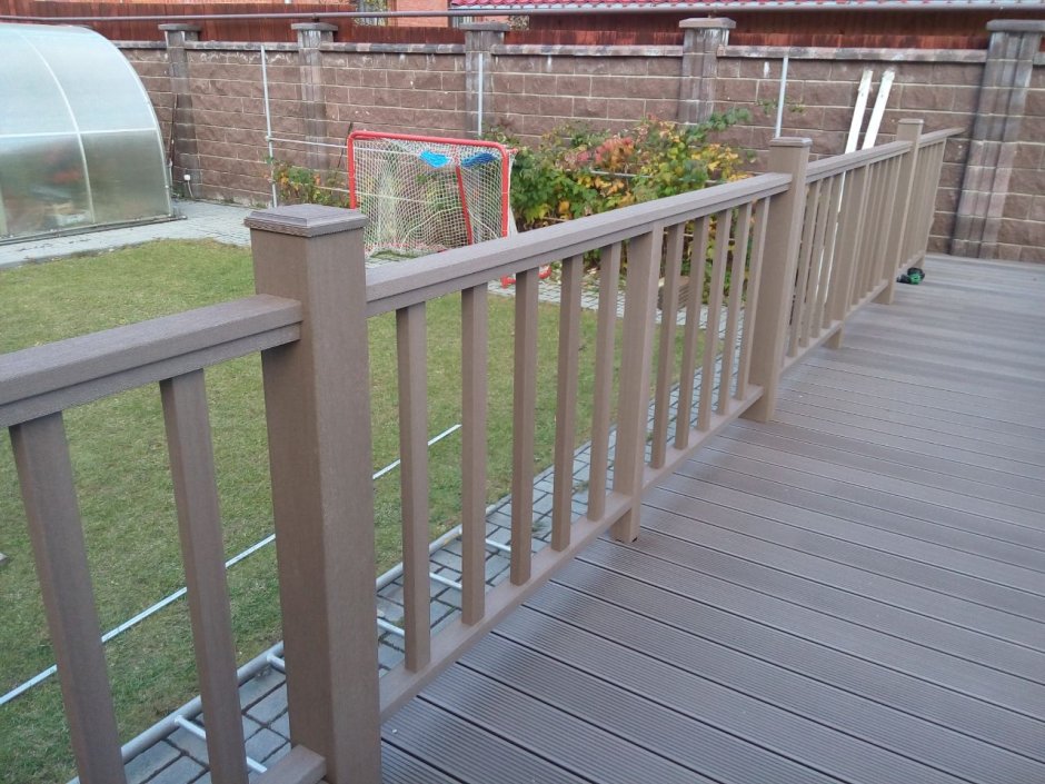 Столбы из ДПК для террасы