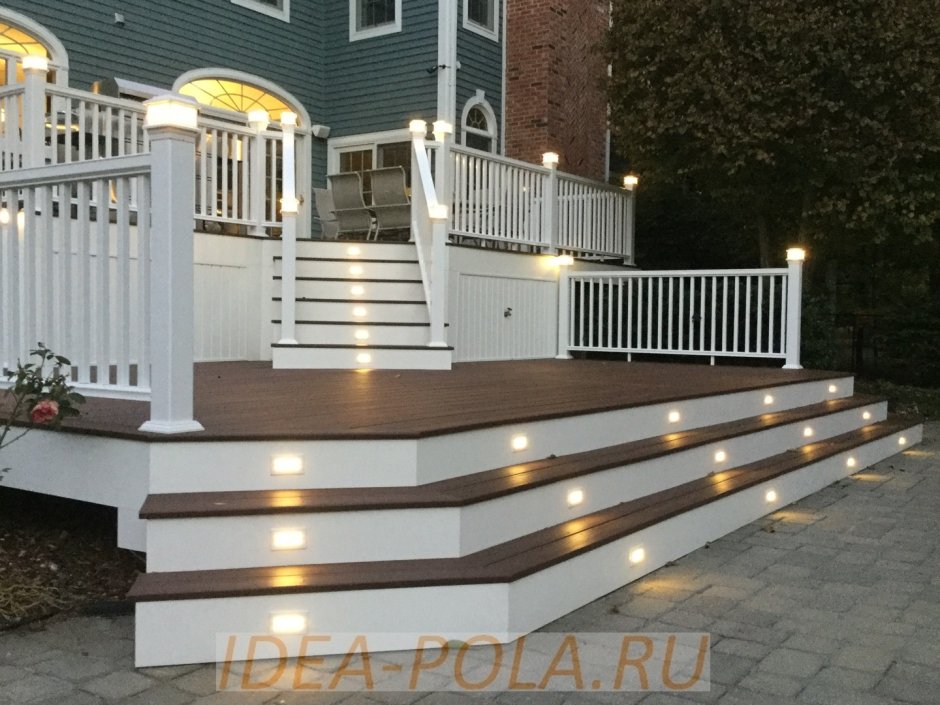 Деревянные перила для крыльца в частном доме