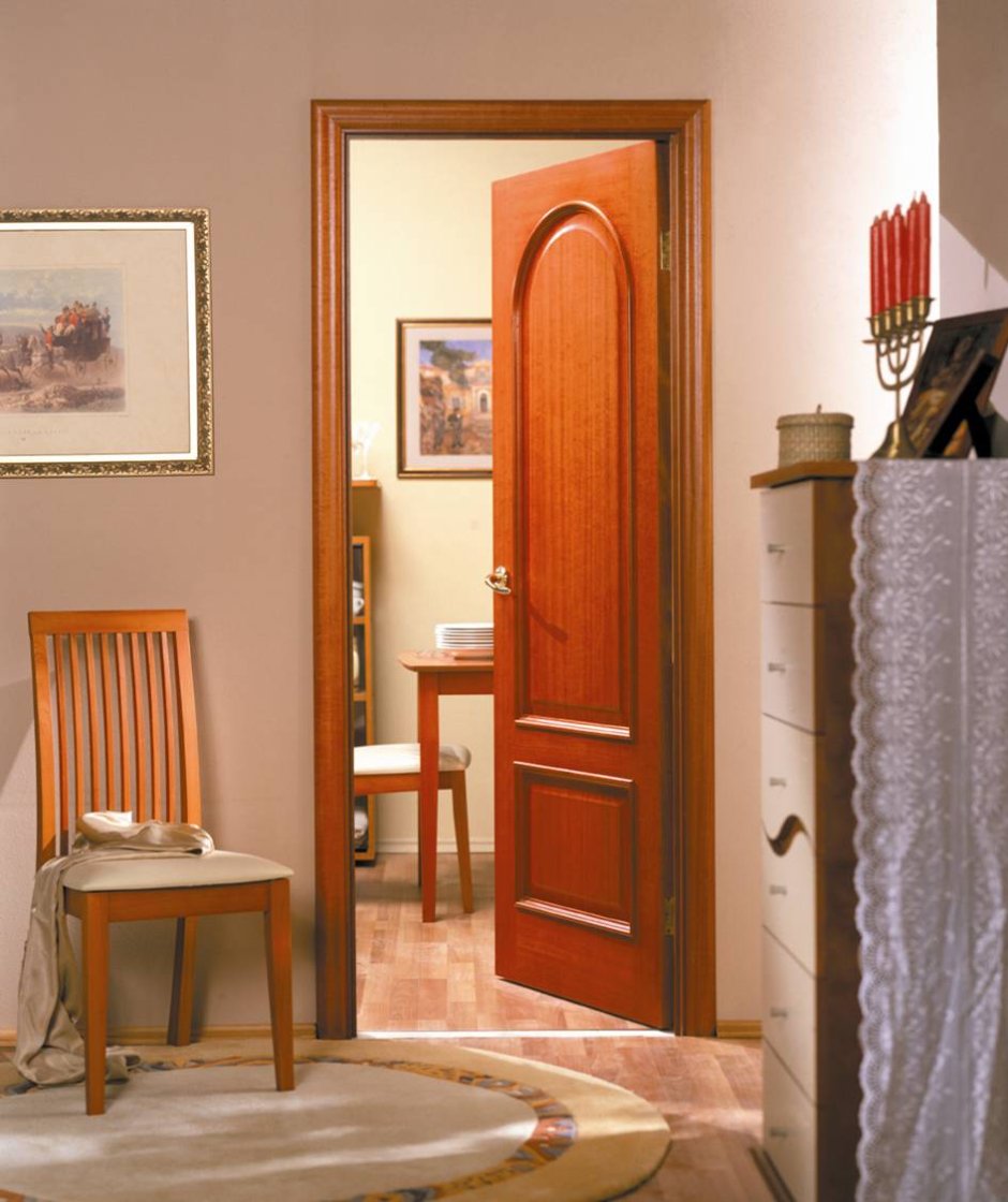 Красная дверь в интерьере