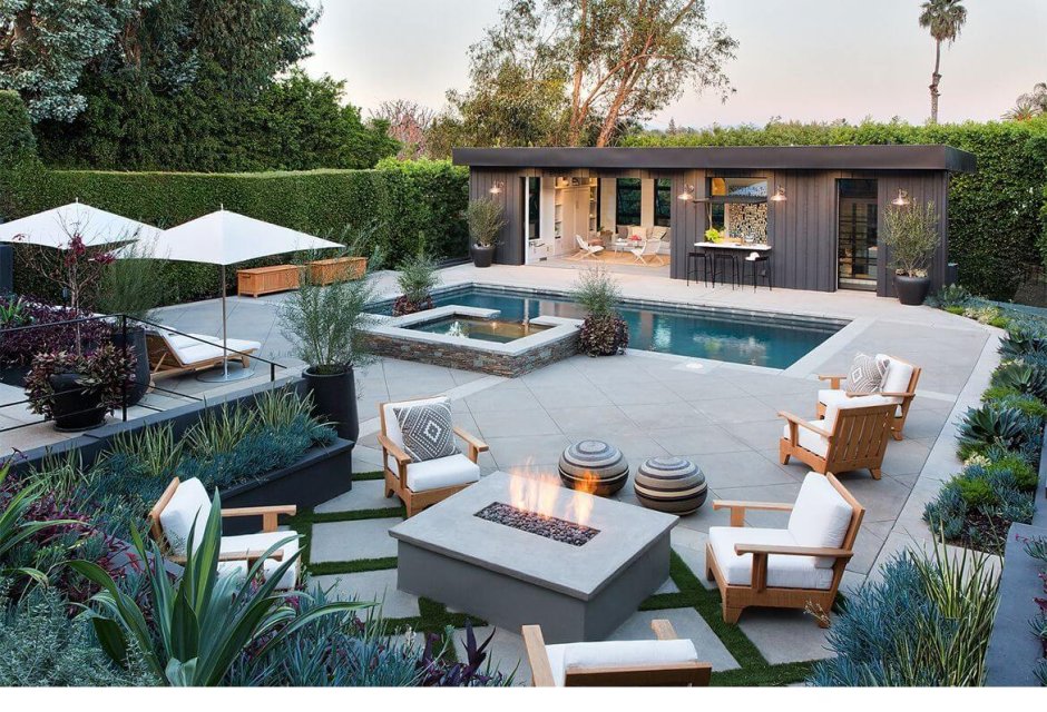 Патио с бассейном