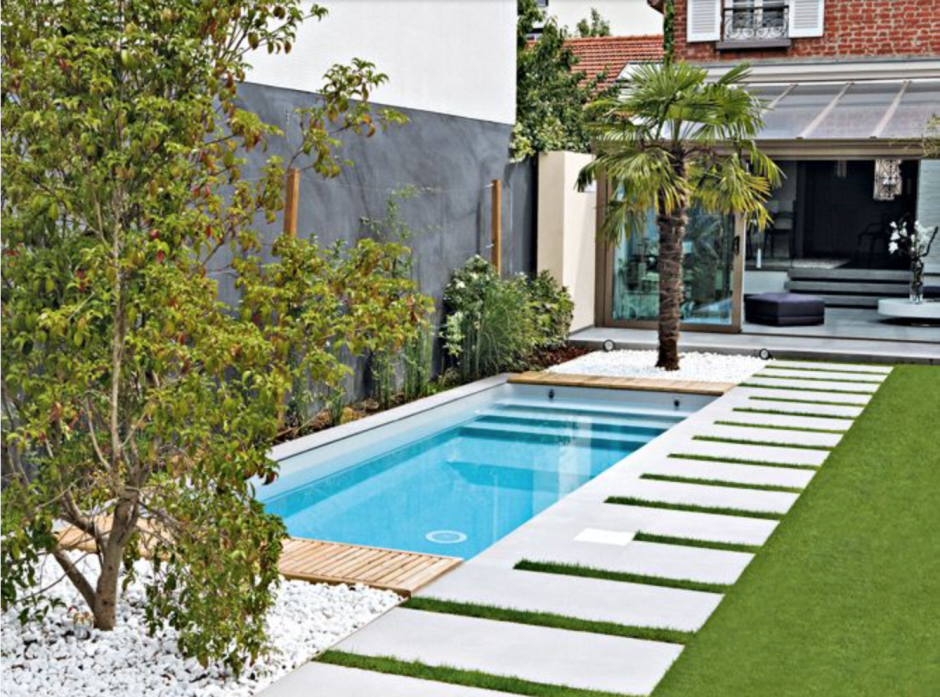 Узкий бассейн на участке