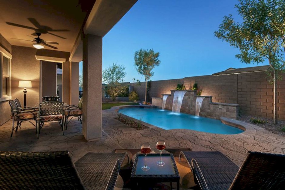 Двухэтажный дом с бассейном и двориком