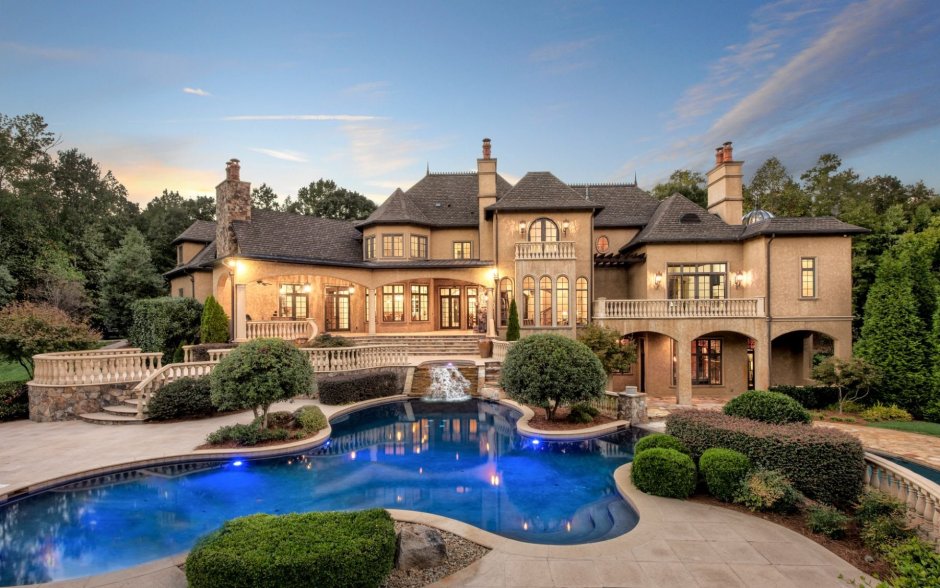 Особняк с бассейном и садом