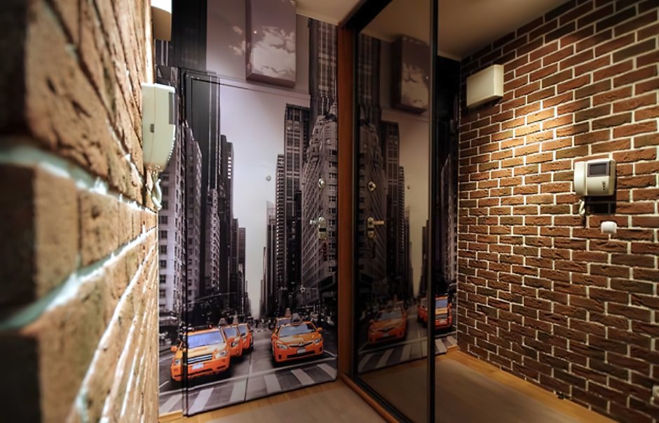 Декоративный кирпич в коридоре