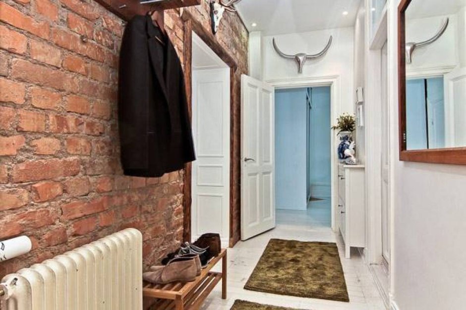 Маленькая прихожая с кирпичной стеной