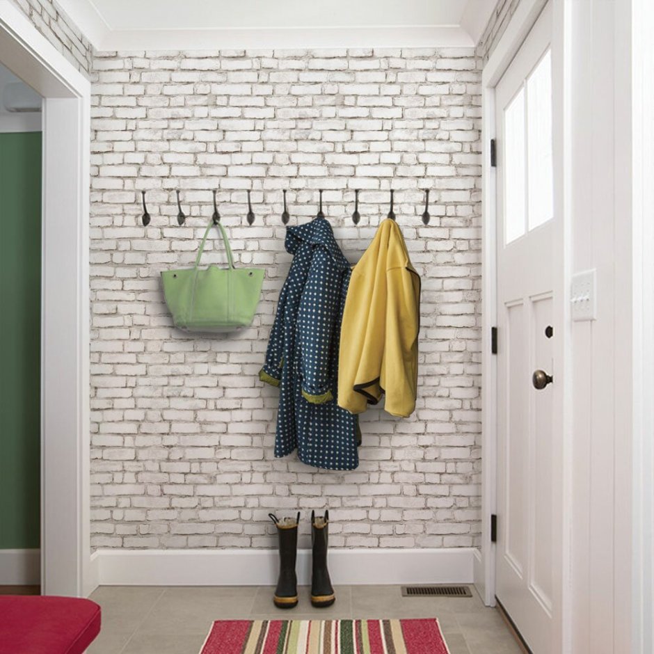 Белая кирпичная стена в прихожей
