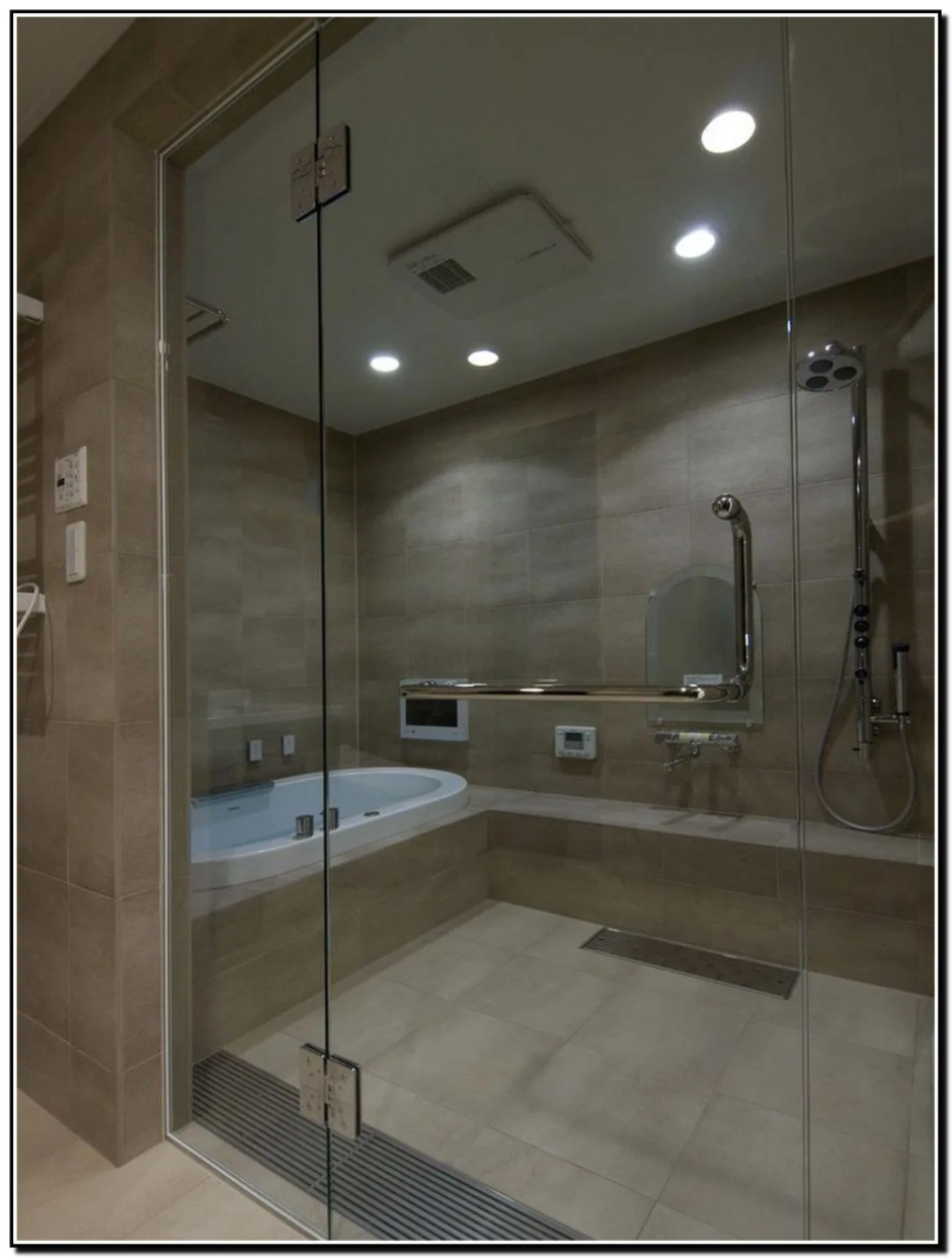 Ванная комната с душем и ванной