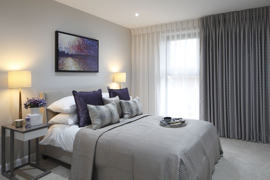 Шторы в интерьере спальни в современном стиле