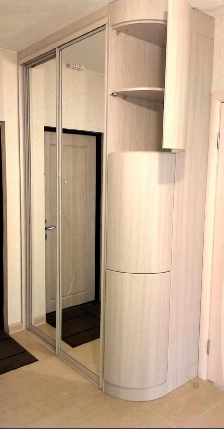 Шкаф с закругленным углом в коридор