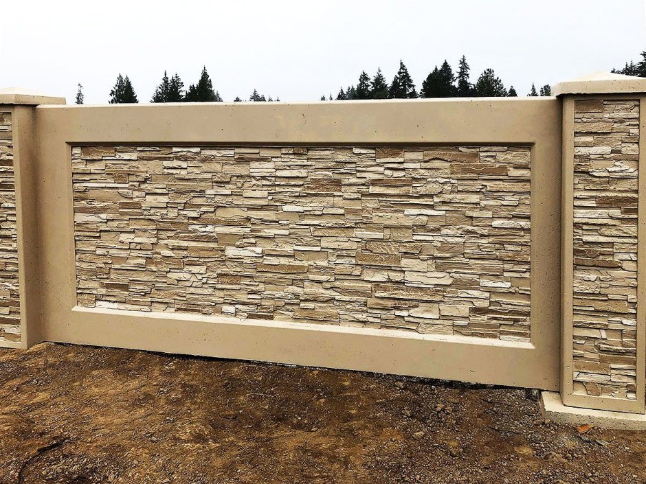 Забор отделанный камнем