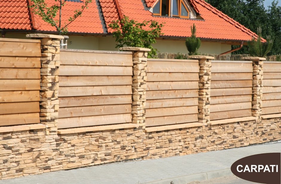 Забор из камня и дерева