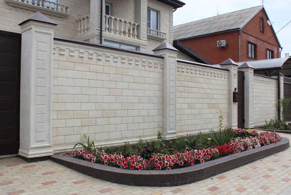Высокий забор из камня