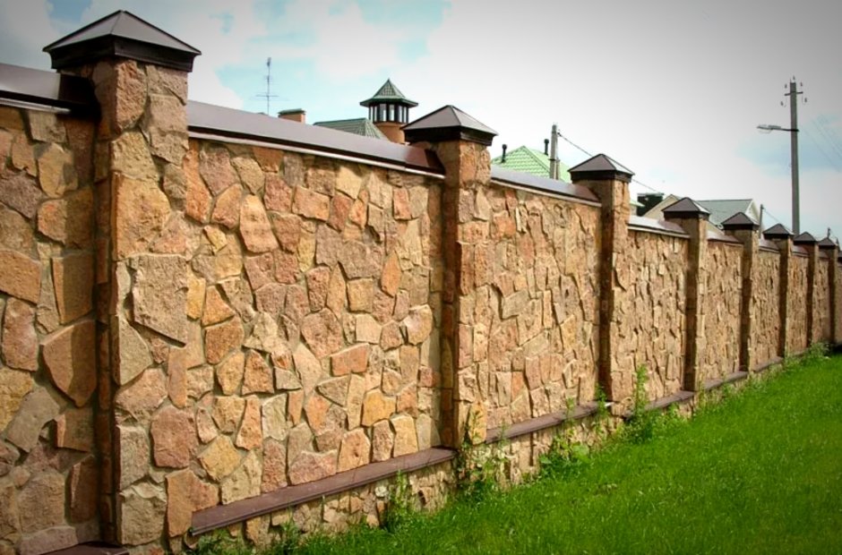Забор из бутового камня казачка
