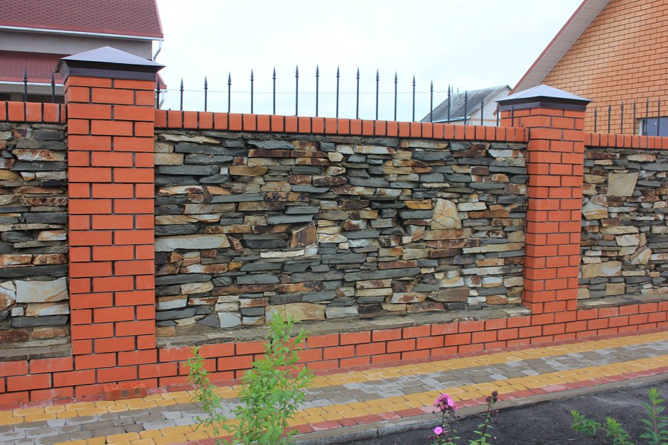 Заборы обложенные дагестанским камнем