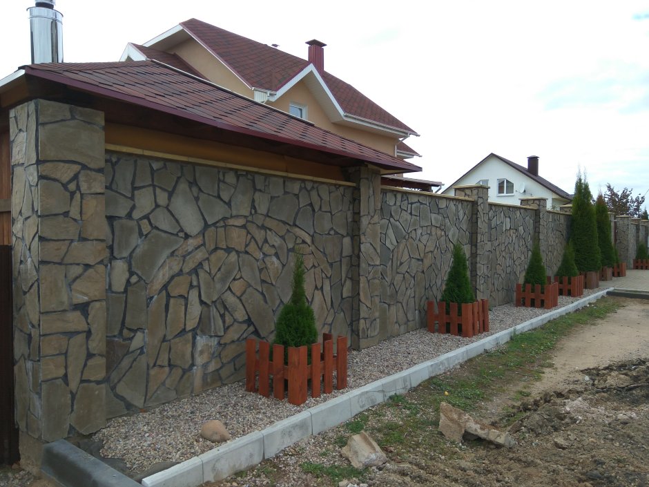 Забор отделанный камнем