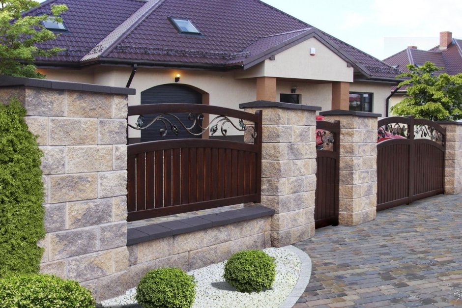 Забор из кирпича и камня