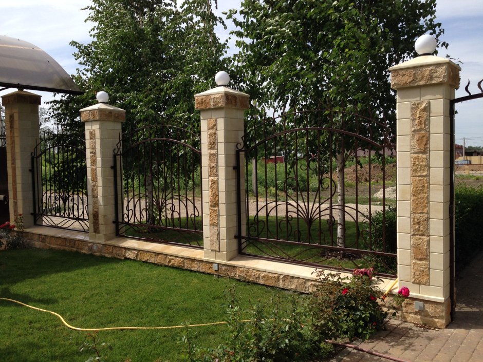 Стильный деревянный забор