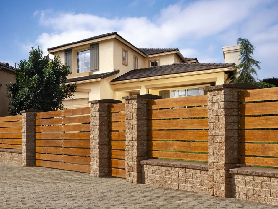 Забор с колоннами из кирпича