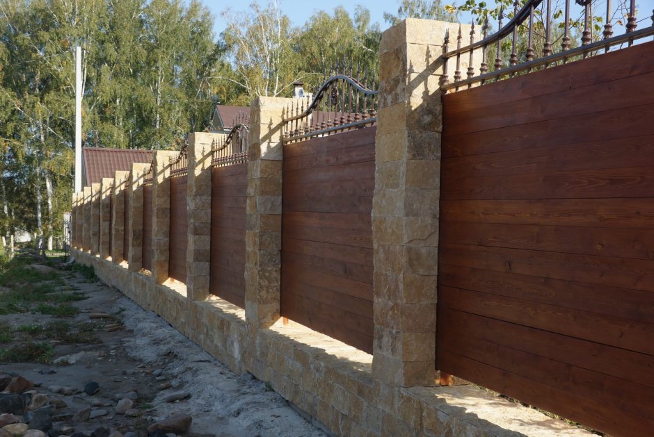 Забор с каменными столбами