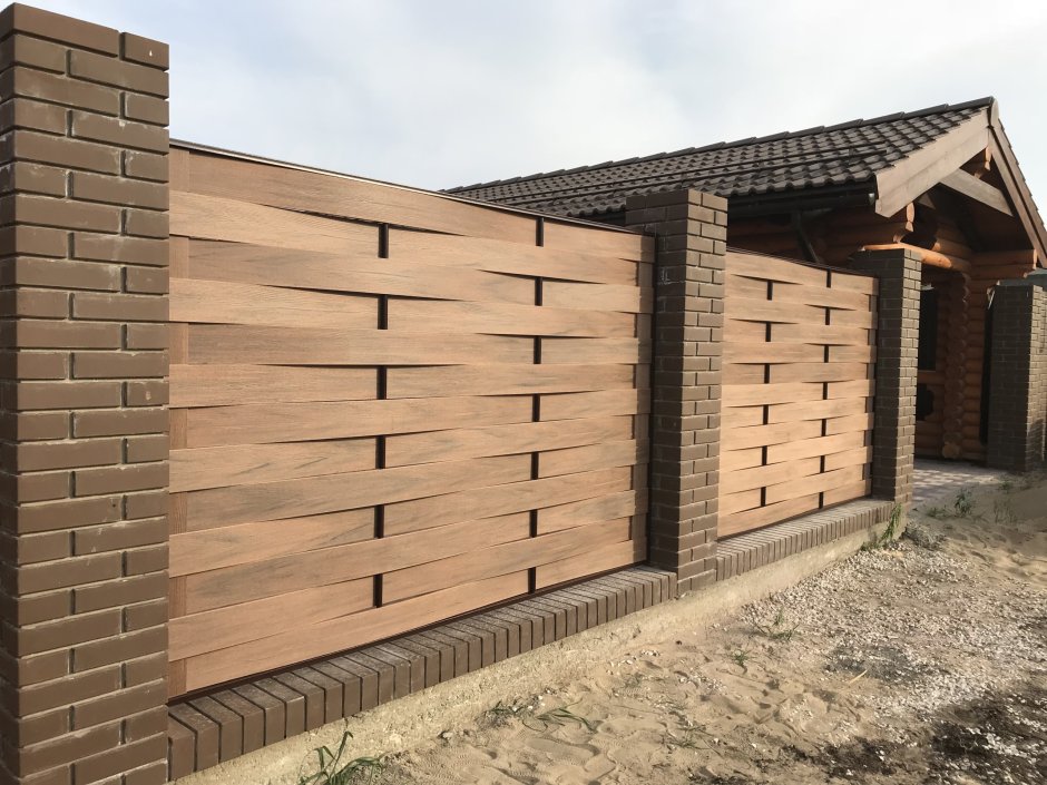 Забор из габионов с бутом