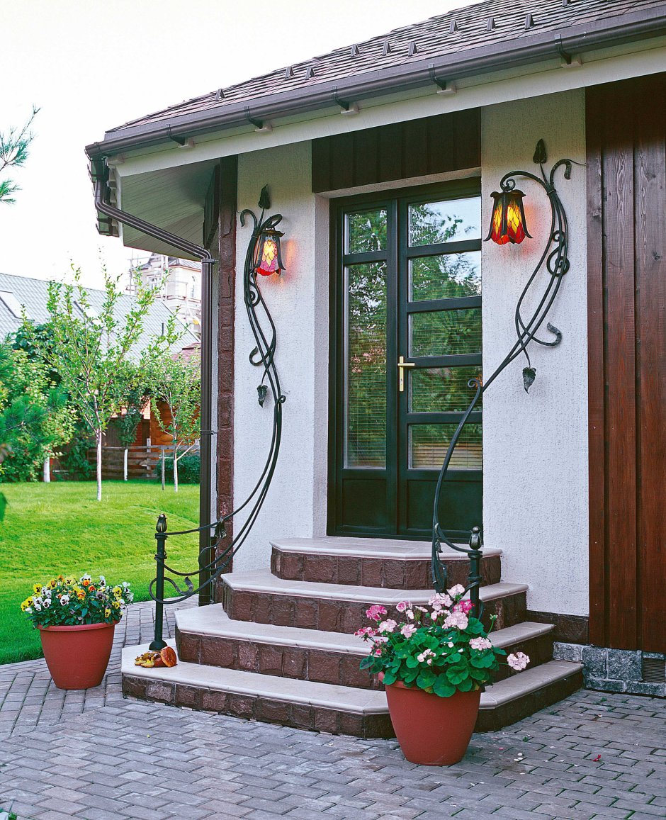 Крыльцо для частного дома с навесом