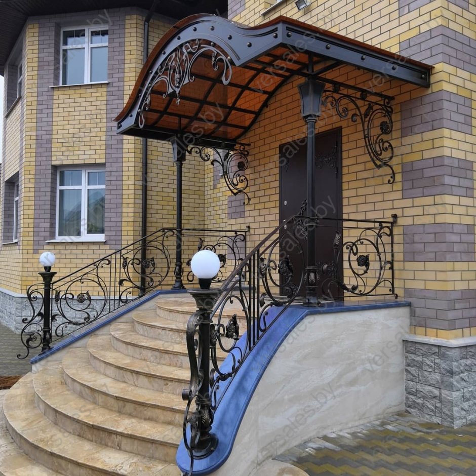 Крыльцо для частного дома с навесом