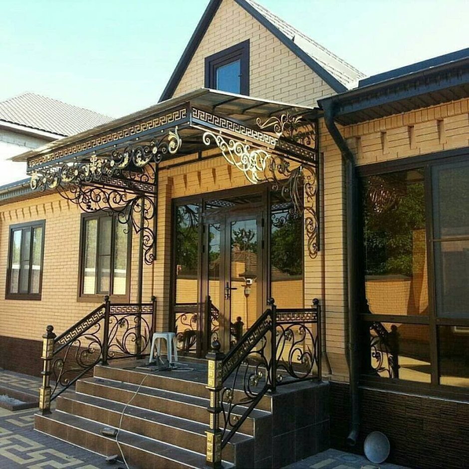 Красивый козырек на крыльцо