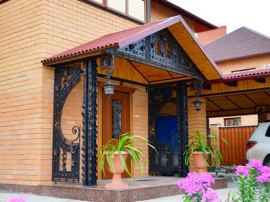 Красивое крыльцо с навесом