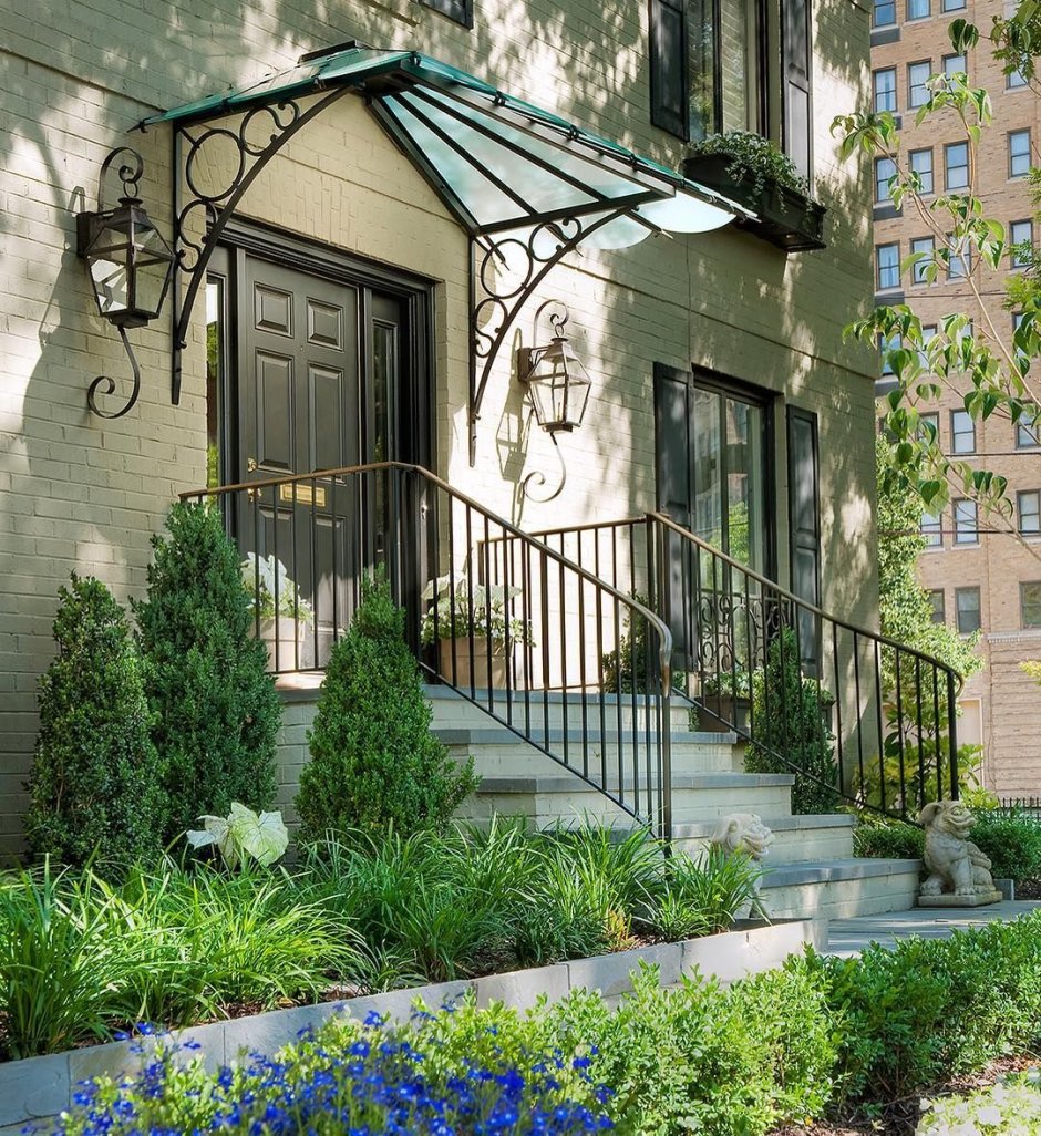 Навес над крыльцом частного дома