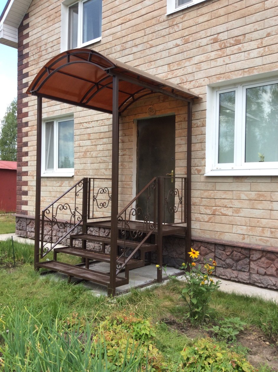 Большое крыльцо с навесом